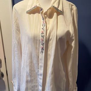 Beautiful Vtg Blouse With Delicate Flower Detail